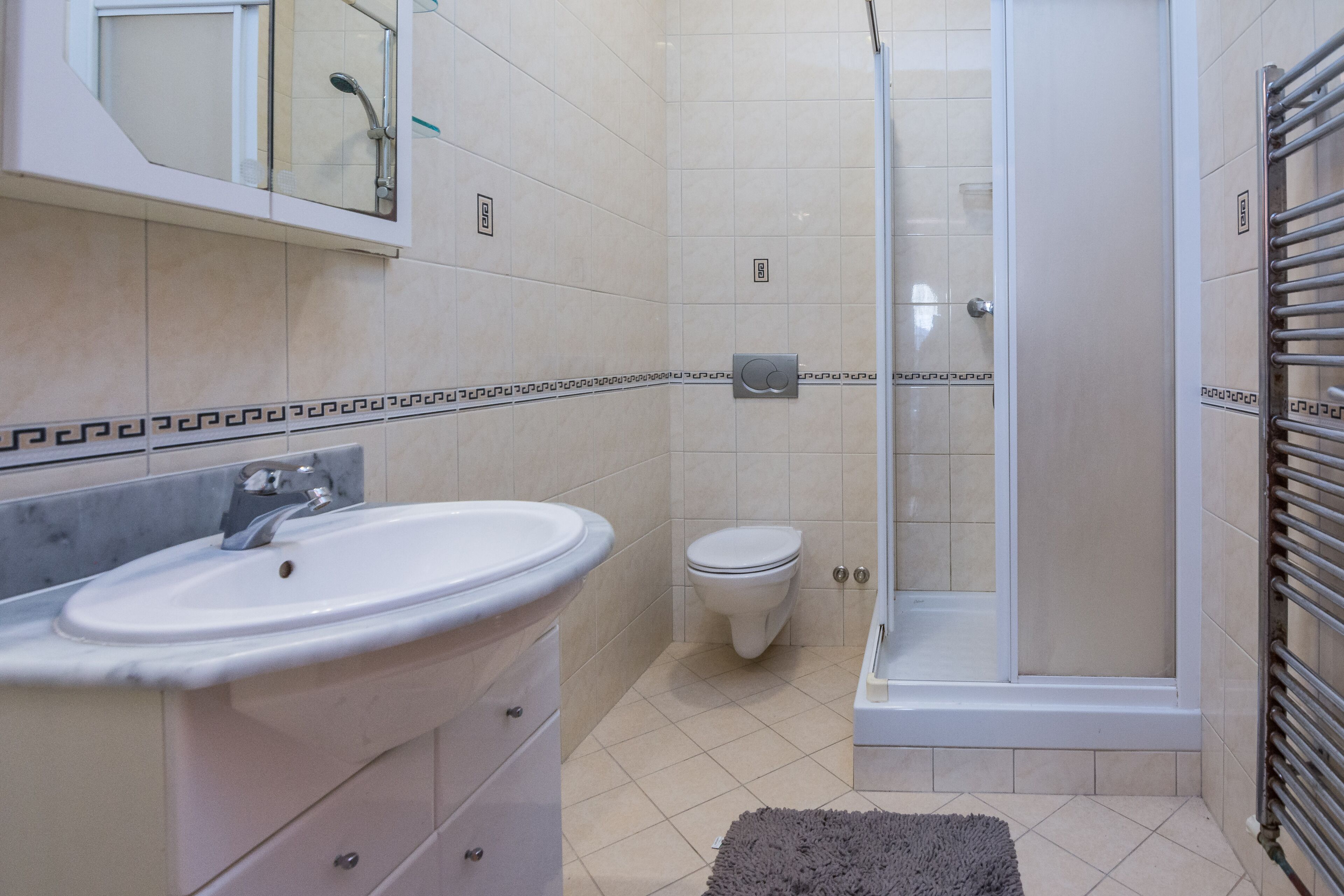 Ein Badezimmer mit Waschbecken, Toilette und Dusche.