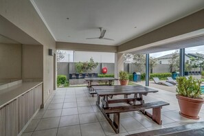 Outdoor dining - New, Luxe & Convenient Cozy Condo w/ Power Backup | WFH Wi-Fi (Sandton)