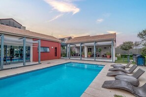 Outdoor pool - New, Luxe & Convenient Cozy Condo w/ Power Backup | WFH Wi-Fi (Sandton)