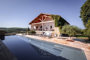 Extérieurs : Piscine chauffée - Terrasses - Plancha - Table pour 14 personnes - Canapé - Table de ping-pong - Aire de jeux avec cabane, trampoline, balançoire et toboggan - Terrain de pétanque + boules.