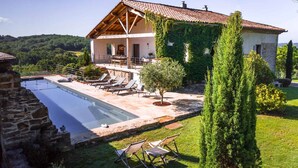 Une villa dotée d’une piscine, d’un espace extérieur aménagé et offrant une vue sur le paysage environnant.