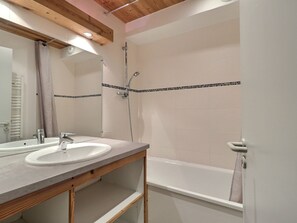 Bathroom - Comfortable 2 Rooms, Ski-In/Ski-Out, Near Shops (La Tania)