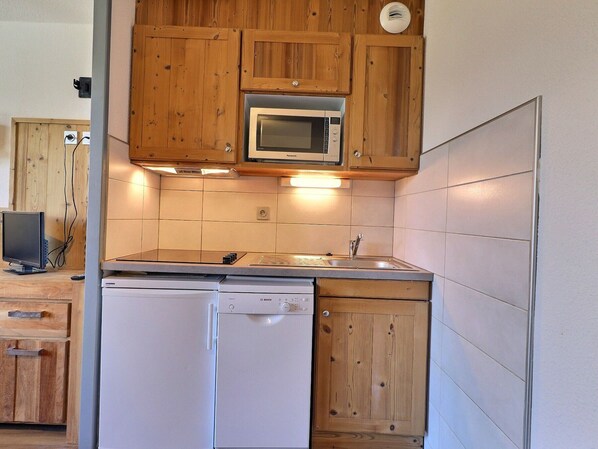 Réfrigérateur, micro-ondes, plaque de cuisson, lave-vaisselle