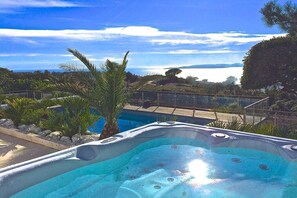 Un jacuzzi con vistas al mar y a las colinas.