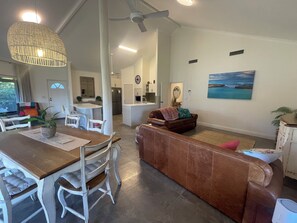 Smart TV - Ping Willows Guesthouse: Spacious Accommodation in the Perth Hills (Walliston)