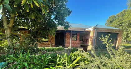 Ping Willows Guesthouse: Spacious Accommodation in the Perth Hills