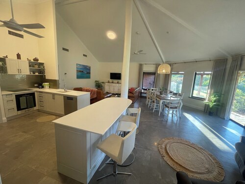 Ping Willows Guesthouse: Spacious Accommodation in the Perth Hills