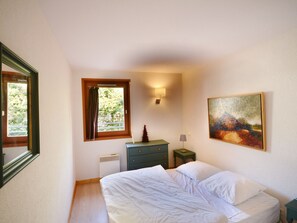 1 bedroom, bed sheets