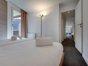 2 bedrooms, WiFi (free), bed sheets