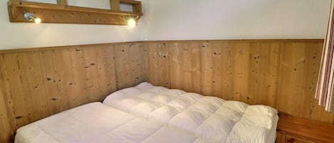 1 bedroom, bed sheets