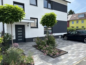 Exterior - Day Young Life 85 sqm/ terrace, carport parking lot, barbecue, table football (Nürnberg)