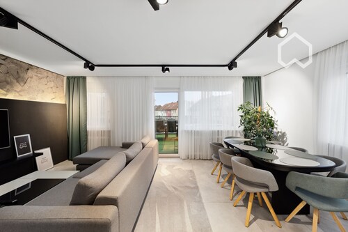 Day Young Life 85 qm/ Terrasse, Carport Parkplatz, Grill, Kicker