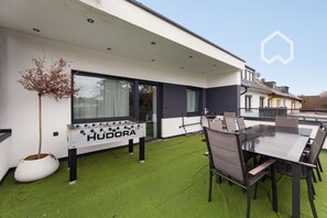 Outdoor dining - Day Young Life 85 sqm/ terrace, carport parking lot, barbecue, table football (Nürnberg)