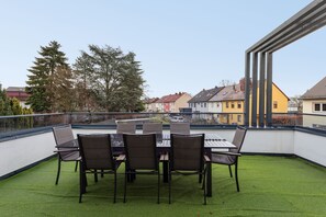 Outdoor dining - Day Young Life 85 sqm/ terrace, carport parking lot, barbecue, table football (Nürnberg)