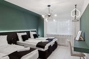 2 Schlafzimmer, Schreibtisch, Bügeleisen/Bügelbrett, Reisekinderbett