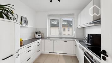 Frigorífico, microondas, horno y placa de cocina