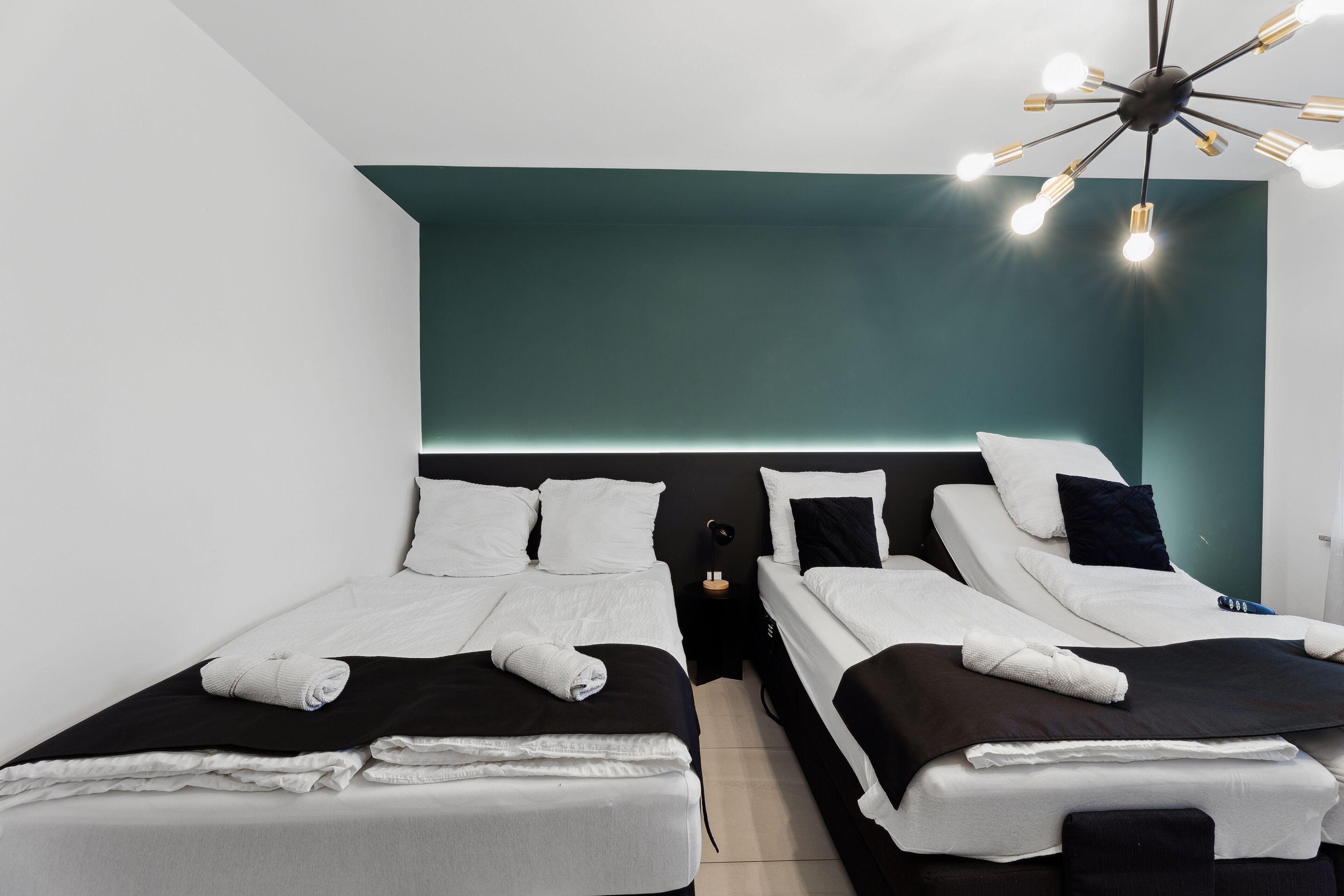 2 Schlafzimmer, Schreibtisch, Bügeleisen/Bügelbrett, Reisekinderbett