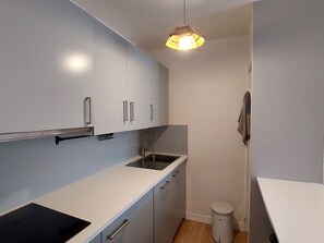 Fridge, oven, dishwasher, coffee/tea maker