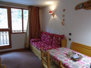 TV, DVD player - Cozy Studio Cabin for 4, Mountain View, Steps from Ski Lifts - Valfréjus (Valfréjus)