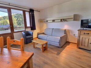 Living area - Comfortable 2-room apartment, ski-in/ski-out, sleeps 4 (La Tania)