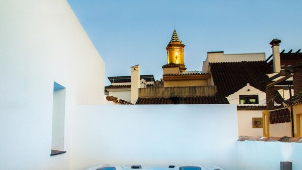 A hot tub in a courtyard with a building in the background. - Duplex Penthouse with Jacuzzi in Historic Estepona, near Beach & Attractions (Estepona)