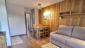 TV - Comfortable 2-Room, Ski-in/Ski-out, Close to Shops (La Tania)