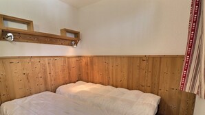 1 bedroom, WiFi, bed sheets - Comfortable 2-Room, Ski-in/Ski-out, Close to Shops (La Tania)