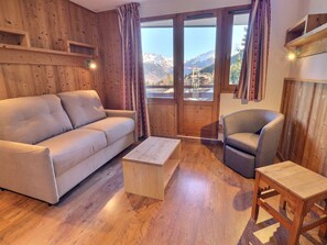 TV - Comfortable 2-Room, Ski-in/Ski-out, Close to Shops (La Tania)