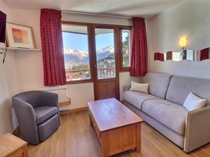 Flat-screen TV - Comfortable 2-Room Ski-In Apartment, Pets Welcome (La Tania)