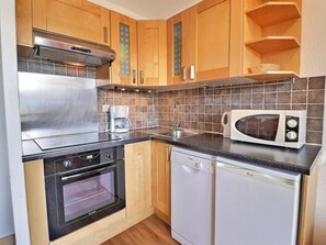 Coffee/tea maker, fridge, microwave, oven - Comfortable 2-Room Ski-In Apartment, Pets Welcome (La Tania)