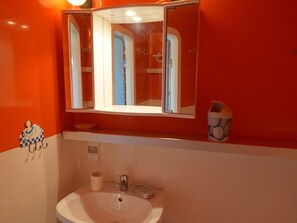 A bathroom with a white sink, a mirror, and a towel rack. - Studio for 4 in Arc 2000, pets allowed (Les Arcs 2000)