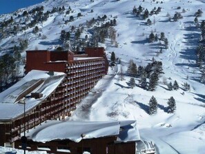 A hotel with a ski slope in the background. - Studio for 4 in Arc 2000, pets allowed (Les Arcs 2000)