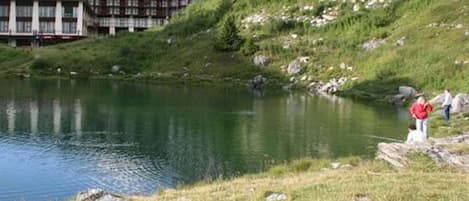 A building named 'résidence Varet' near a lake.