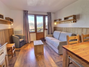 Living area - Comfortable 2-Room, Ski-In/Ski-Out, Close to Shops (La Tania)