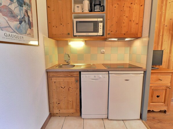 Réfrigérateur, micro-ondes, plaque de cuisson, lave-vaisselle
