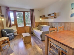 Flat-screen TV - Comfortable 2-Room Apartment, Ski-In/Ski-Out & Near Shops (La Tania)