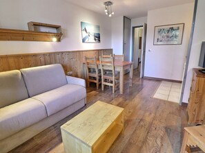 Flat-screen TV - Comfortable 2-Room Apartment, Ski-In/Ski-Out & Near Shops (La Tania)