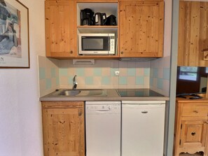 Fridge, microwave, oven, dishwasher - Comfortable 2-Room Apartment, Ski-In/Ski-Out & Near Shops (La Tania)