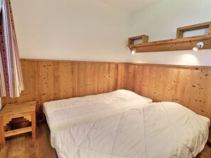 1 bedroom, bed sheets - Comfortable 2-Room Apartment, Ski-In/Ski-Out & Near Shops (La Tania)