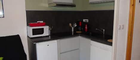 Fridge, microwave, dishwasher, coffee/tea maker