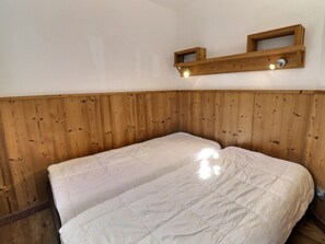 1 bedroom, bed sheets