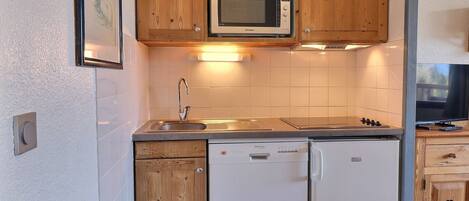 Køleskab, mikrobølgeovn, kogeplade, opvaskemaskine