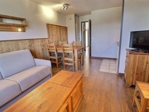Unclassified image, 3 of 6, button - Comfortable 2 Rooms, Ski-In/Ski-Out, Near Shops (La Tania)