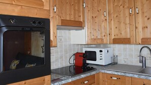Kaffetrakter/tekoker, kjøleskap, mikrobølgeovn og ovn