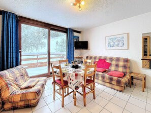 TV - Comfortable ski-in/ski-out apartment with terrace and pool (Le Corbier)