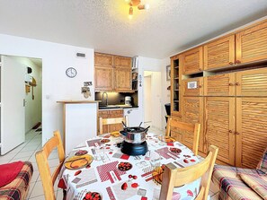 Dining - Comfortable ski-in/ski-out apartment with terrace and pool (Le Corbier)