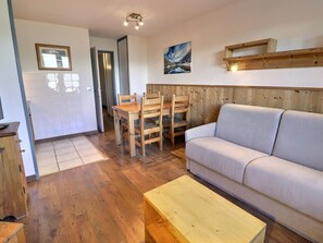 TV - Comfortable 2-Bedroom, Ski-In/Ski-Out, Near Shops (La Tania)