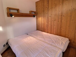 1 bedroom, bed sheets