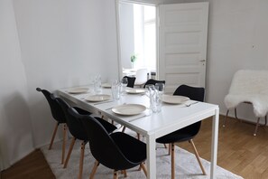 Comfort-Apartment | Essbereich im Zimmer