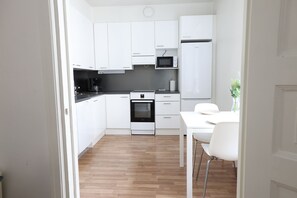 Appartement Confort | Cuisine privée | Réfrigérateur, micro-ondes, four, plaque de cuisson